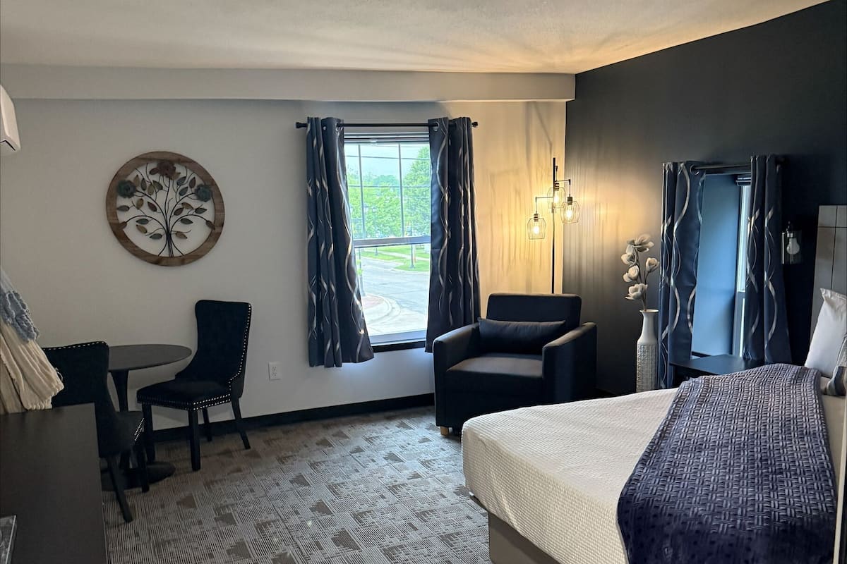 Single Room, 1 Queen Bed, River View | Free WiFi