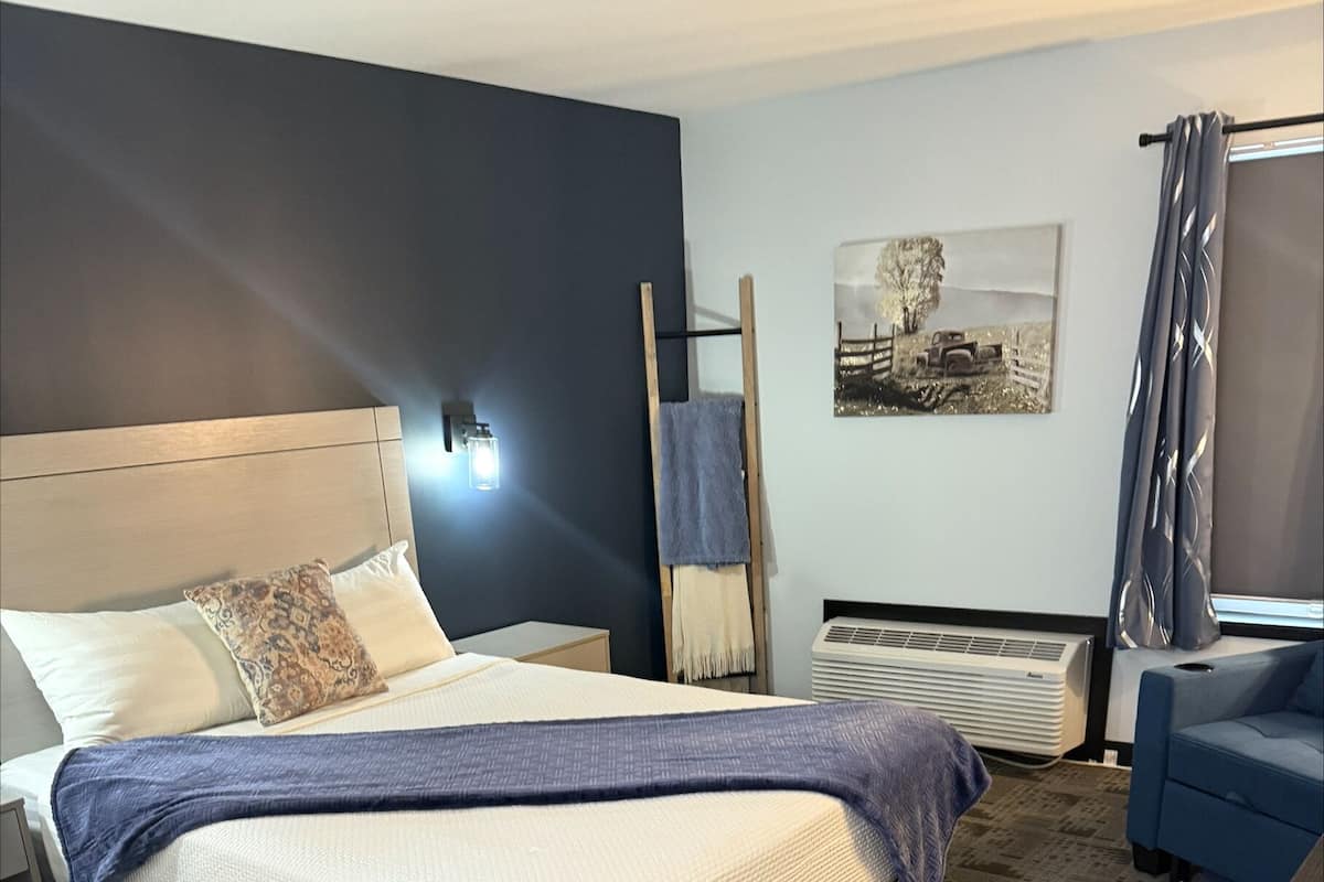 Room, 1 Queen Bed | Free WiFi