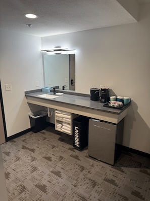 Single Room, 1 King Bed, City View | Free WiFi