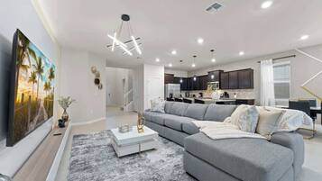 Casa familiar, varias habitaciones, alberca privada | Área de sala de estar