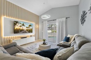 時尚獨棟房屋, 3 間臥室, 私人泳池 | 起居區 | 電視