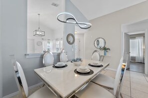 時尚獨棟房屋, 3 間臥室, 私人泳池 | 房內用餐區