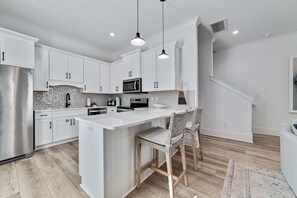 Geladeira, micro-ondas, fogão, cooktop