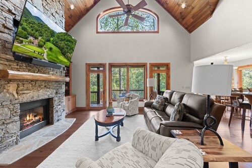 Spacious 5-bedroom Mountain House with Movie Room & Pool Table