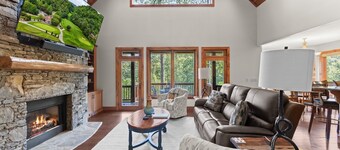 Spacious 5-bedroom Mountain House with Movie Room & Pool Table