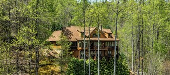 Spacious 5-bedroom Mountain House with Movie Room & Pool Table