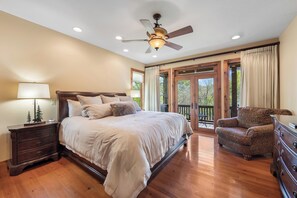 5 habitaciones, tabla de planchar con plancha, wifi y ropa de cama 