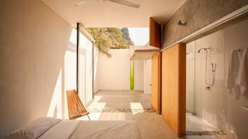 4 bedrooms, desk, iron/ironing board, travel cot