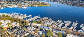 NEW ~ Queen Anne City Escape - 1 bed, 1.5 bath, dog friendly, 1 parking space