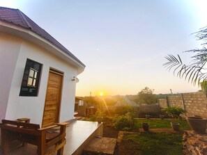 Terrace/patio - Charming 1-bedroom lodge in peaceful Arusha with WiFi (Arusha)