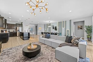 Maison Confort, plusieurs chambres, piscine privée, au bord du lac | Aire de séjour