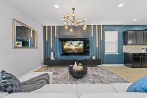 Maison Confort, plusieurs chambres, piscine privée, en bord de lac | Coin séjour