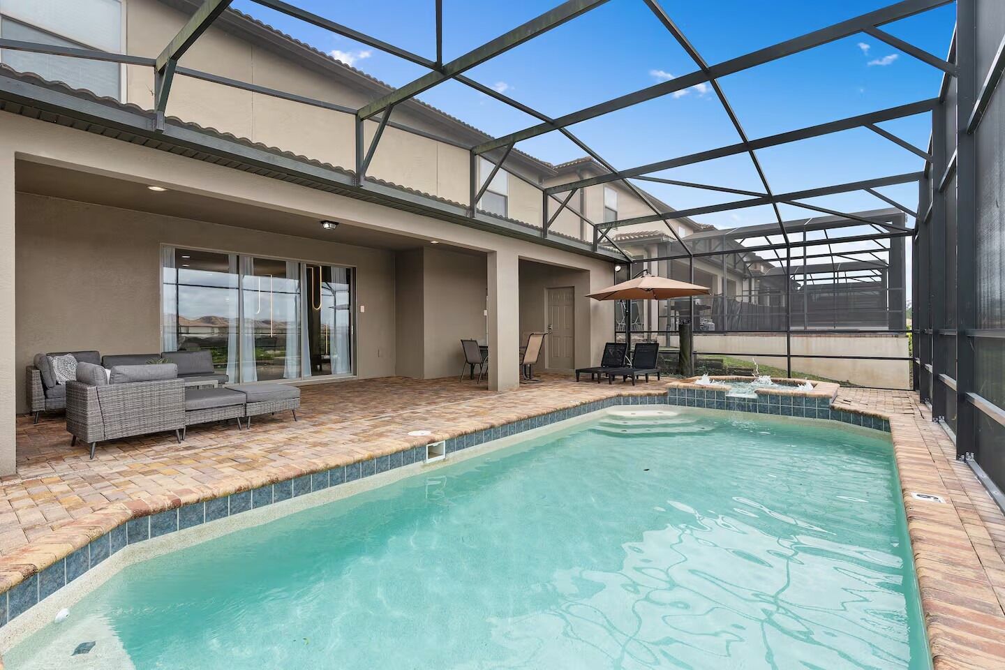 Una piscina al aire libre