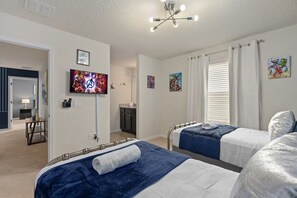 Comfort House, Multiple Bedrooms, Private Pool, Lakeside