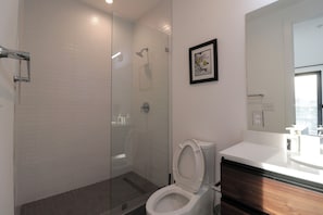 Xà phòng, dầu gội, giấy vệ sinh