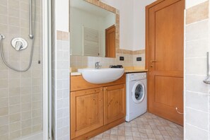 Shower, hair dryer, bidet, towels