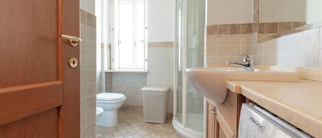 Bruser, hårtørrer, bidet, håndklæder