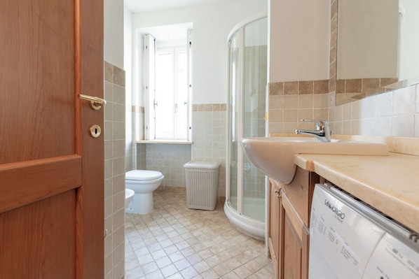 Shower, hair dryer, bidet, towels