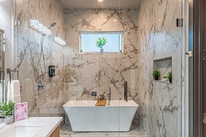 Een douche, een haardroger, handdoeken, zeep