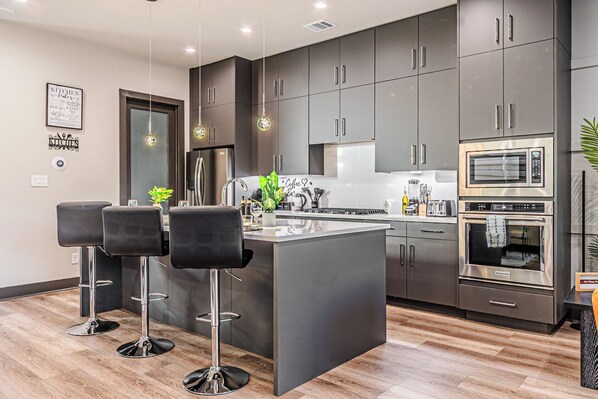 Micro-ondes, four, plaque de cuisson, lave-vaisselle