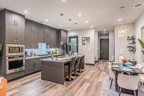 Micro-ondes, four, plaque de cuisson, lave-vaisselle