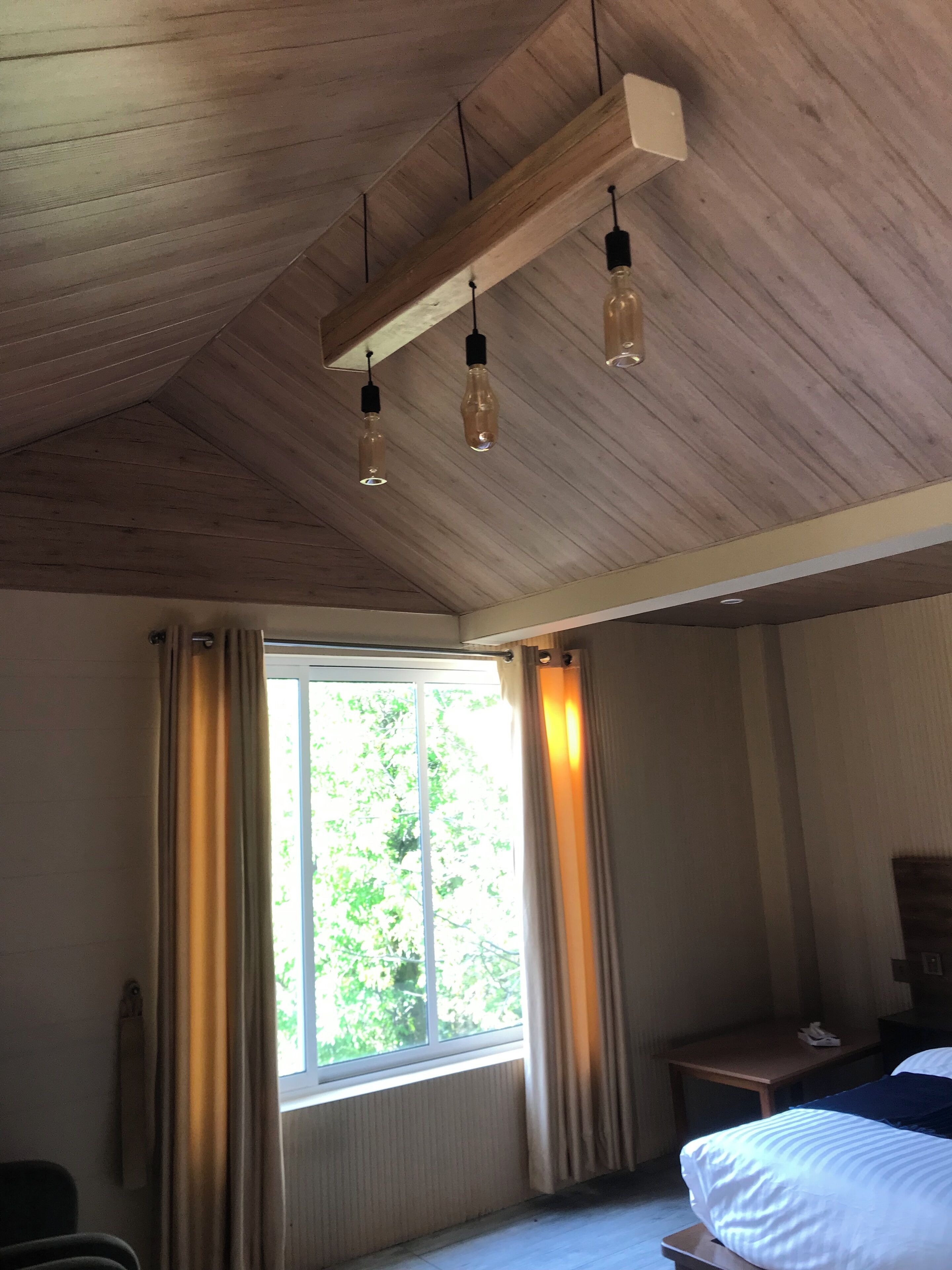 Habitación familiar doble, balcón, vistas a la colina | Espacio para trabajar con un portátil y wifi gratis