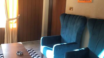 Suite de lujo, balcón | Área de sala de estar