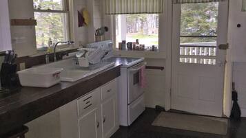 Fridge, oven, stovetop, cookware/dishes/utensils