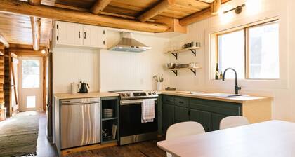 Modern-Cozy LOG CABIN near La Pine state park