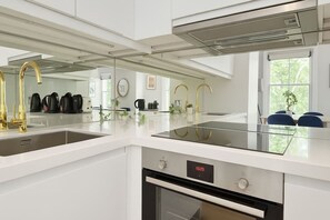 Een koelkast, een microgolfoven, een oven, een kookplaat