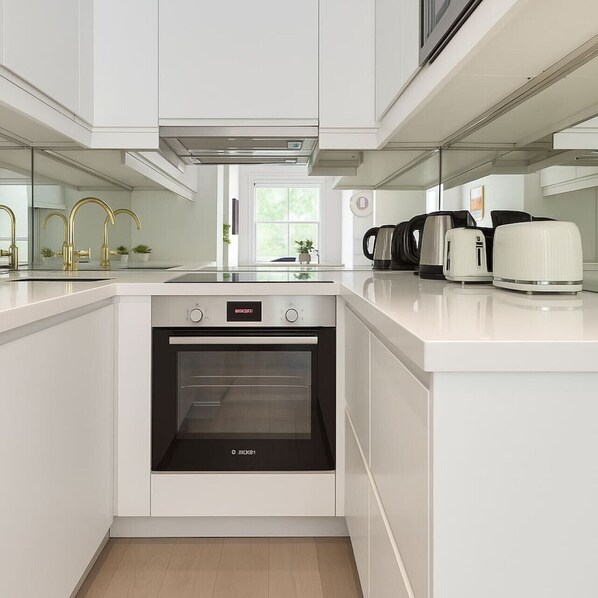 Kühlschrank, Mikrowelle, Ofen, Herdplatte