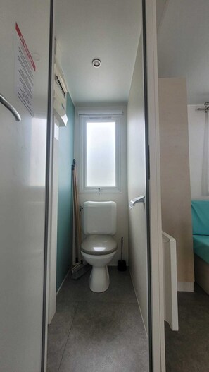 Bathroom - Mobile home model 2019 for 6 people at "La palmeraie" 4* campsite (Torreilles)