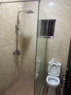 Dusj, håndklær og toalettpapir