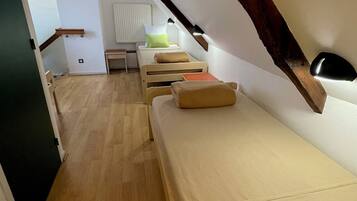 3 室のベッドルーム、アイロン / アイロン台、旅行用ベビーベッド、ベッドシーツ