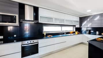 Kühlschrank, Mikrowelle, Ofen, Geschirrspüler