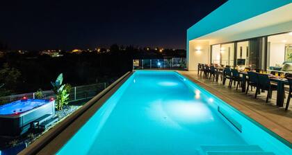 Villa with heatable pool, 2 XL jacuzzis & BBQ