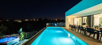 Brand New Large Villa, Heatable Pool, 2 XL Jacuzzis, Games Room