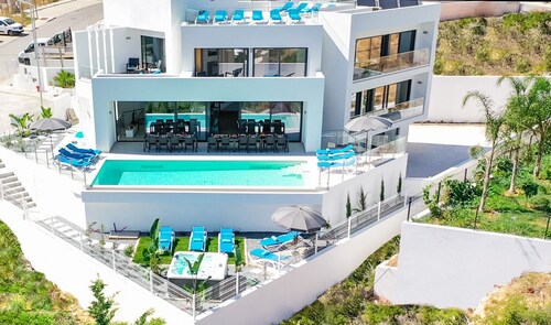 Villa with heatable pool, 2 XL jacuzzis & BBQ