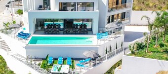 Villa with heatable pool, 2 XL jacuzzis & BBQ