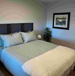 1 bedroom, iron/ironing board, WiFi, bed sheets - The Suite at Sunset Point (Ucluelet)