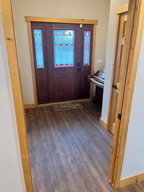 Interior - Mountain-View Retreat: Pond, Kayaks, Fire Pit, Hot Tub – Palmer, Alaska (Palmer)