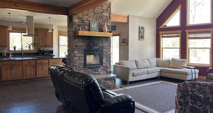 Mountain-View Retreat: Pond, Kayaks, Fire Pit, Hot Tub – Palmer, Alaska