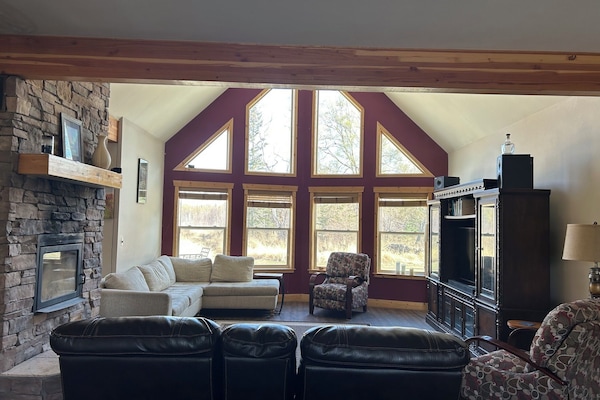 Smart-tv, eldstad och böcker