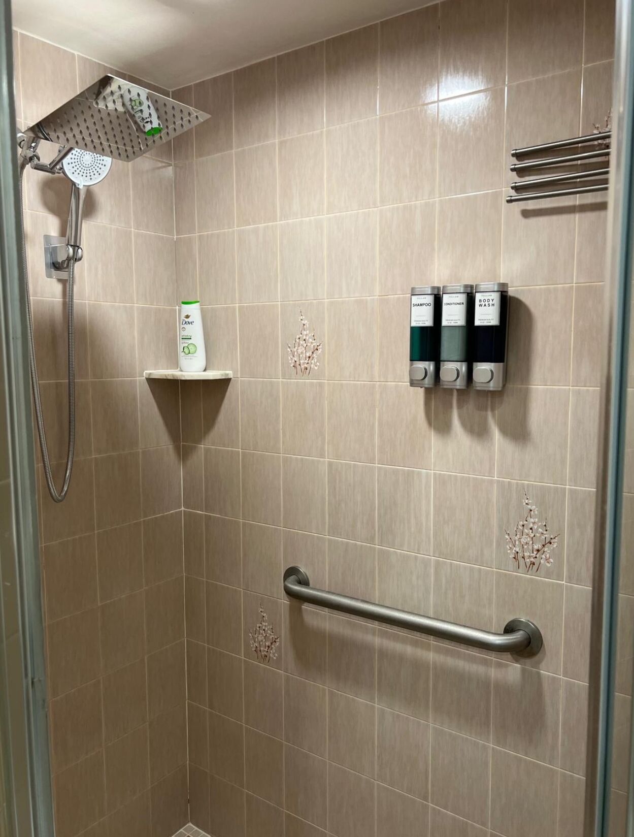 Hårtork, handdukar, tvål och schampo