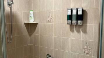 Hårtork, handdukar, tvål och schampo