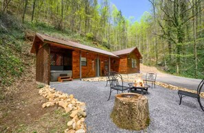 Terrace/patio - New Listing! 2 Miles From Pigeon Forge! Secluded 1 BR Cabin w/Hot Tub & Fire Pit (Sevierville)