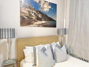 1 slaapkamer, een bureau, een strijkplank/strijkijzer, reisbedje