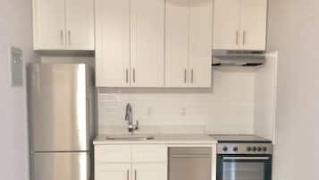 Geladeira, micro-ondas, fogão, cooktop