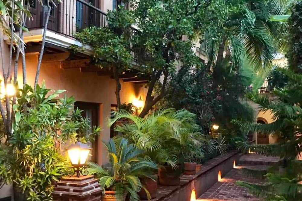 Paseo Colonial - Leo's Favorite