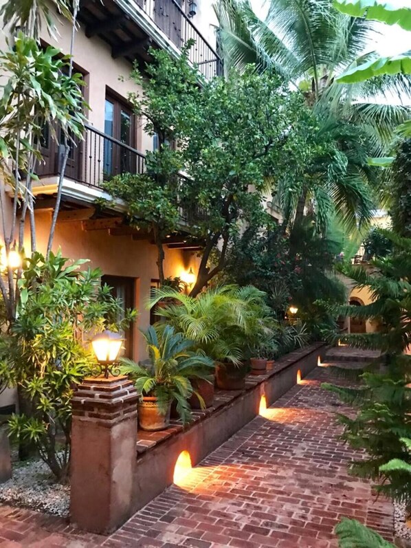 Exterior - Paseo Colonial - Leo's Favorite (Santo Domingo)